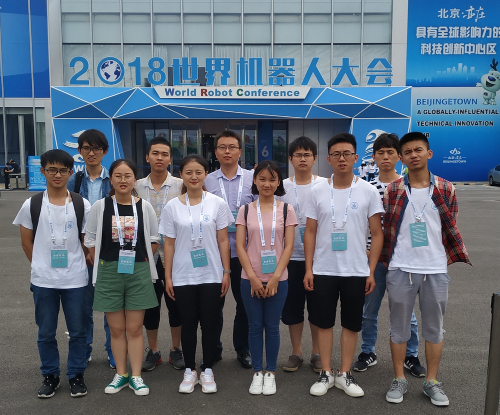 1538995049850010824.jpg 2018世界机器人大赛合影.jpg
